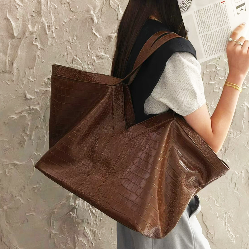 Büyük Boy Timsah Desenli Kadın - Luxury Bags 2026 incelemesi ve fiyatı