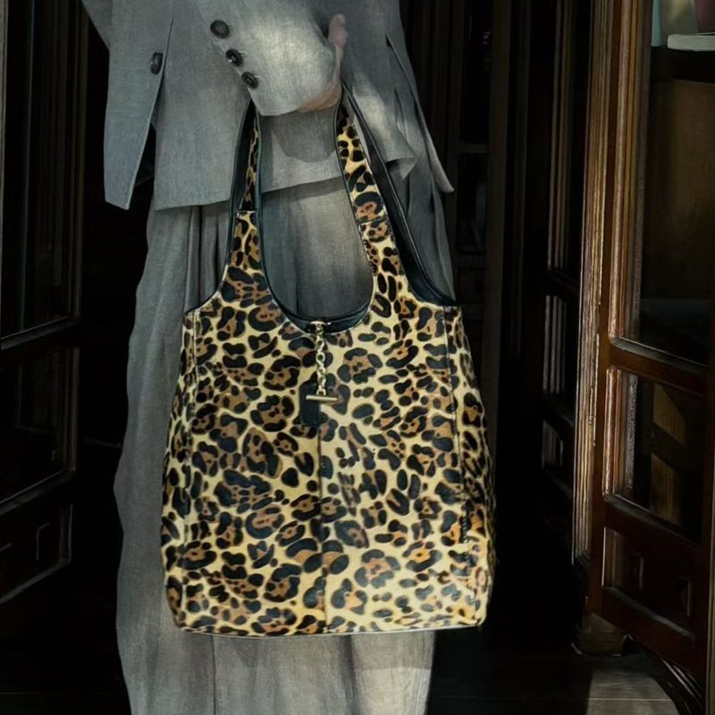 Kadınlar için deri kova çantal - Luxury Bags 2026 incelemesi ve fiyatı